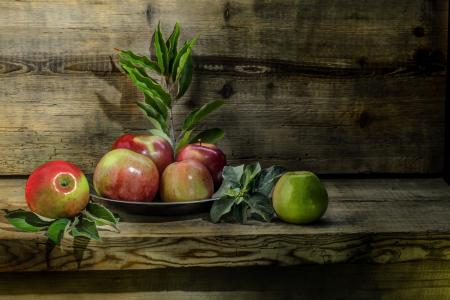 美丽的红苹果在一张木凳上