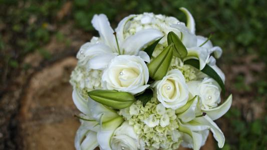 在3月8日装饰花束的白玫瑰