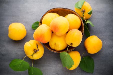 在桌上的大新鲜的黄色杏子
