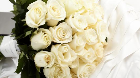 在新娘的花束中的白玫瑰