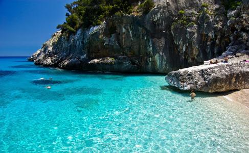 岩石在意大利撒丁岛的海滩上