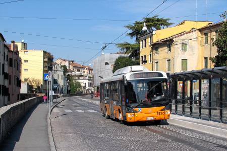 公共汽车在城市街道在帕多瓦，意大利