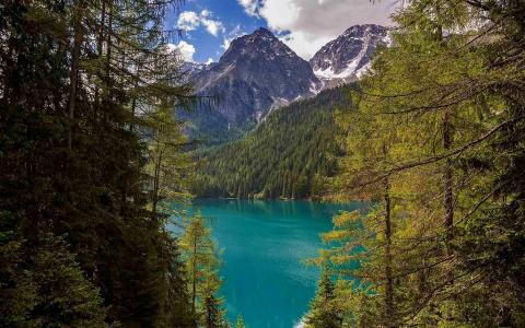 意大利阿尔卑斯山的天蓝色湖泊