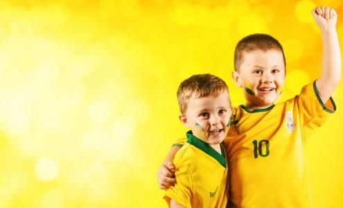 运动制服的两个小男孩在黄色背景