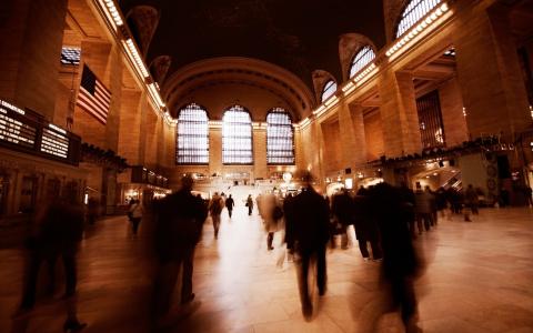 路人在纽约火车站的剪影