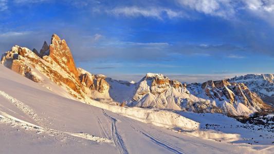日落在意大利塞尔瓦滑雪胜地的山中