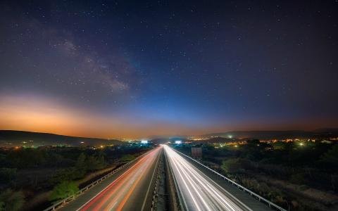 在星光下高速公路上的夜间交通