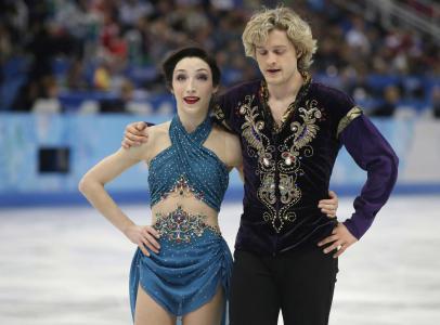 在索契奥运会上，花样滑冰选手查理·怀特和梅丽·戴维斯获得金牌和银牌