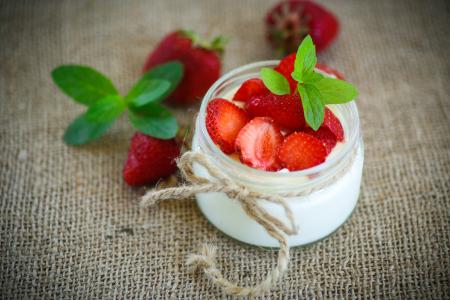 玻璃罐与酸奶和新鲜的草莓