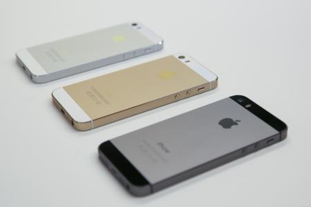 在白色桌上的新的Iphone 5S