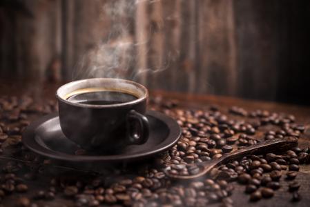 一杯热咖啡与咖啡豆