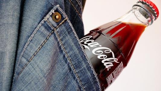 一瓶可口可乐在牛仔裤口袋里