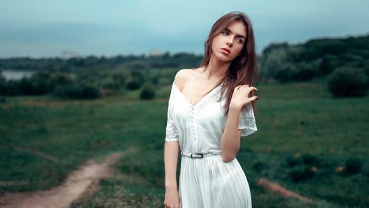 一个穿白色连衣裙的女孩，摄影师Georgy Chernyadiev