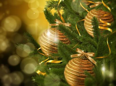 金球和闪亮金属片在圣诞树上
