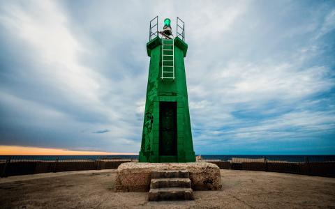 西班牙德尼亚市的绿色灯塔