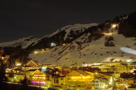 在圣安东，奥地利滑雪胜地的夜间灯光