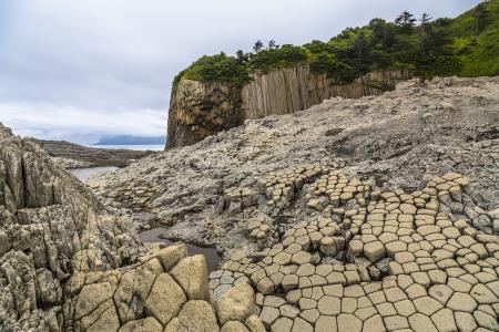千岛群岛Cape Stolbchaty的卵石。