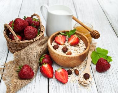 麦片牛奶和新鲜的草莓早餐