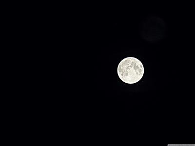 在夜空中的月亮