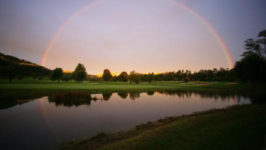 雨后的彩虹在湖面上