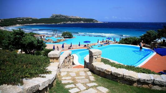 在撒丁岛，意大利岛上的酒店游泳池