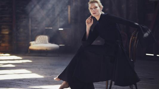 时尚女演员凯特·布兰切特在一个美丽的黑色礼服