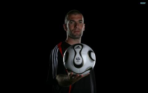 橄榄球Zinedine Zidane传奇在黑背景的