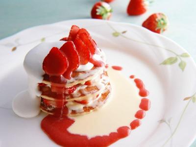 与打好的奶油的草莓点心
