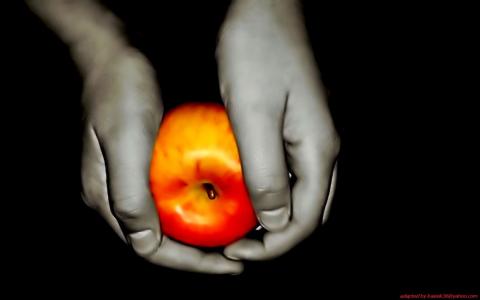 手中有一个彩色的苹果
