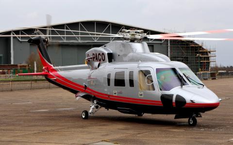 轻型直升机在城市的航班