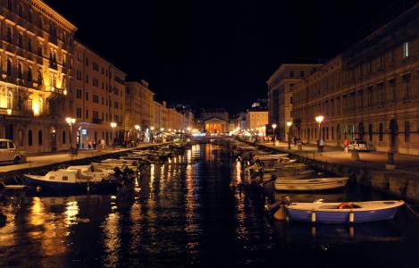 大运河在意大利的里雅斯特一个度假村的夜间灯光