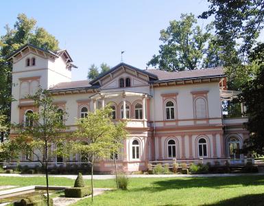 在霍尔，奥地利的粉红色建筑