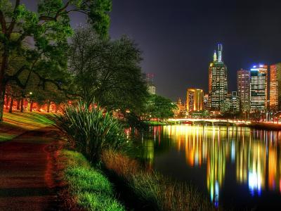 城市的灯光在河中的反映