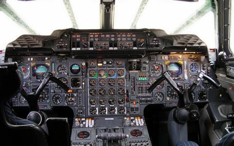 仪器在现代飞机的驾驶舱