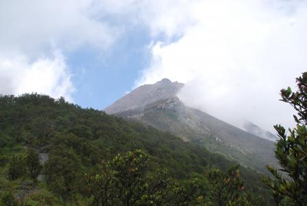 登上印度尼西亚的默拉皮火山（Merapi Volcano）