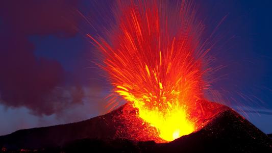 熔岩在火山爆炸