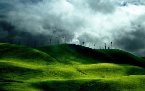 风力涡轮机在绿色的田野边缘