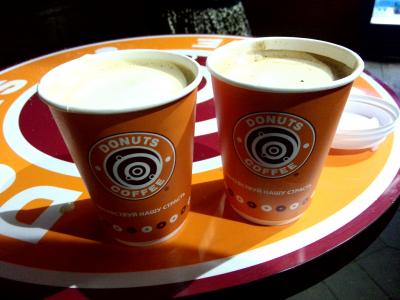 两杯咖啡在一家咖啡馆的托盘上