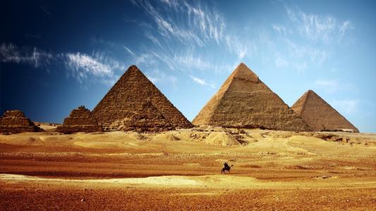 一个孤独的骆驼在金字塔的背景下
