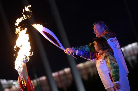 Vladislav Tretiak和Irina Rodnina在索契奥运火炬点燃