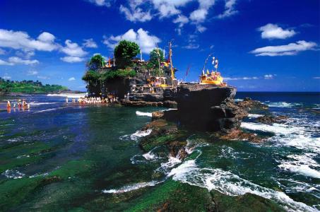 岩石离开巴厘岛的海岸