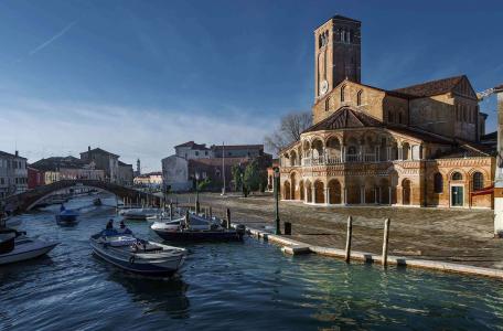 圣玛丽大教堂运河的银行的在Murano，意大利海岛上的