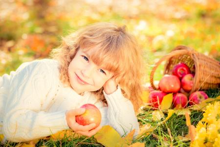 微笑着一篮红苹果的红发女孩