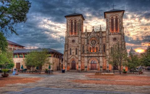 圣费尔南多大教堂在美丽的天空下，得克萨斯州圣安东尼奥市。