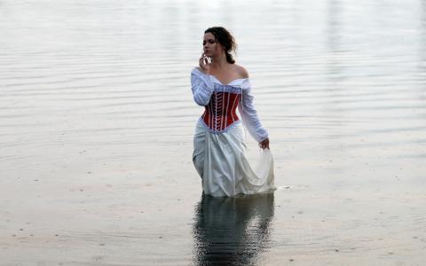 穿白裙的女孩站在水里