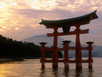 在日落，日本的宫岛神社