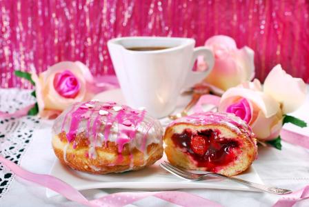 与咖啡桌上的樱桃开胃甜甜圈