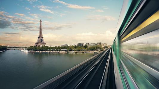 艾菲尔铁塔的照片从火车窗口的