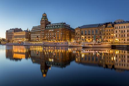 斯德哥尔摩傍晚，在码头的水中，美丽的房屋被反映出来。