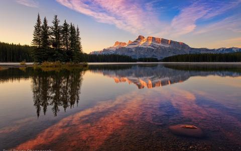 透明的湖水在加拿大班夫国家公园